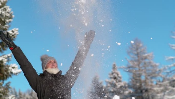 复制空间，dop: 微笑的女人向空中扔雪，伸出手臂。