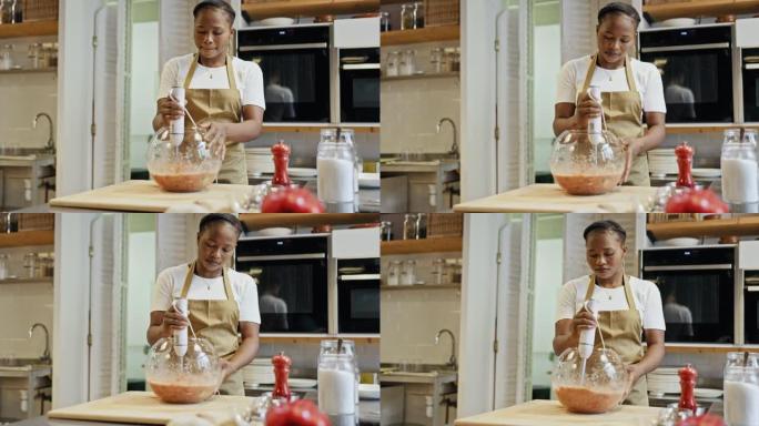 年轻的黑人妇女在烹饪课上制作西班牙凉菜汤