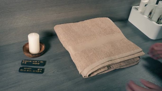 毛巾在水疗中心或酒店被拿出来或拿起