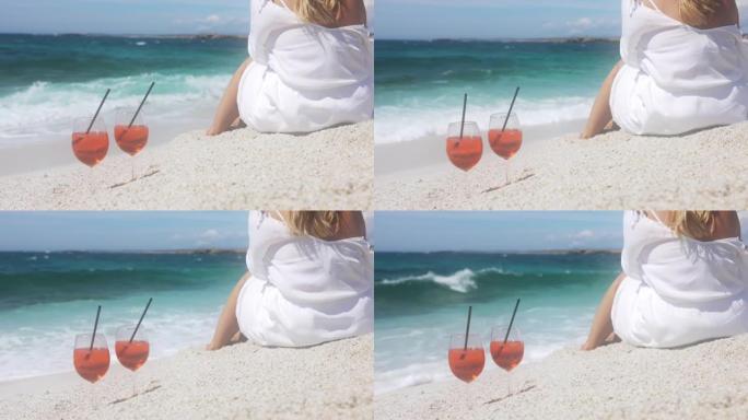 一个女人在海滩上喝鸡尾酒的慢动作视图。