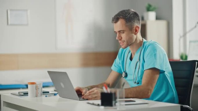 身穿蓝色制服的资深男护士在医生办公室的笔记本电脑上接听视频电话。医疗保健专业人员致力于消除护理职业中