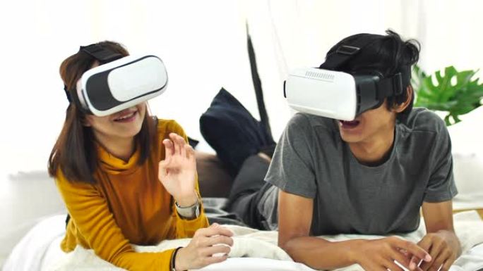 夫妇喜欢在家玩虚拟现实模拟器