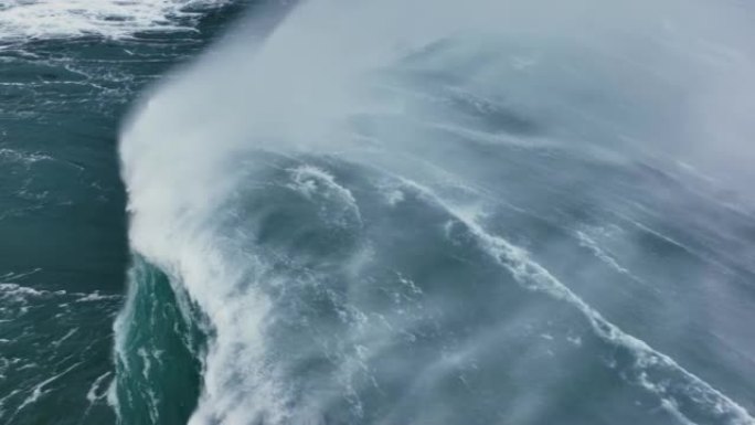 强波撞击的慢动作航拍。海洋或海洋大暴风雨冲浪清澈的绿松石水，泡沫白色质地。大西洋开阔的暴风雨巨浪