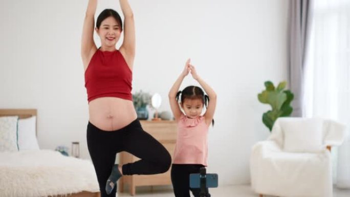 母女俩做瑜伽居家瑜伽健身房伸展孕妇外国运
