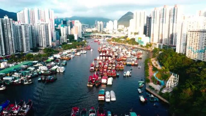 阿伯丁湾海港的夜景。阿伯丁