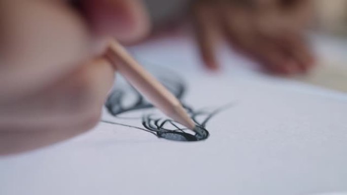 亚洲艺术家女人在纸上素描