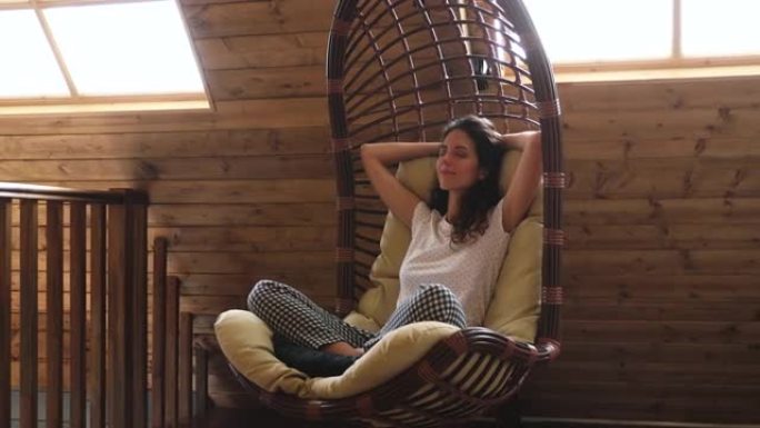 女性做冥想练习坐在秋千吊床躺椅上