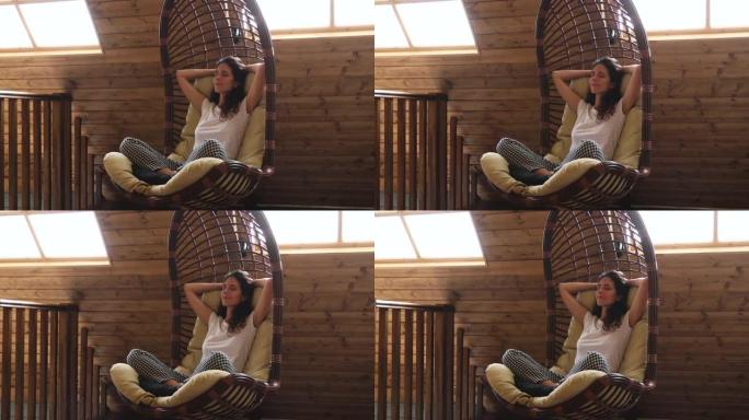 女性做冥想练习坐在秋千吊床躺椅上