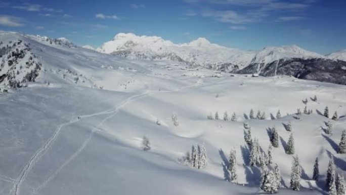 Kamnik-Savinja阿尔卑斯山Velika Planina的无人机田园诗般的冬季场景
