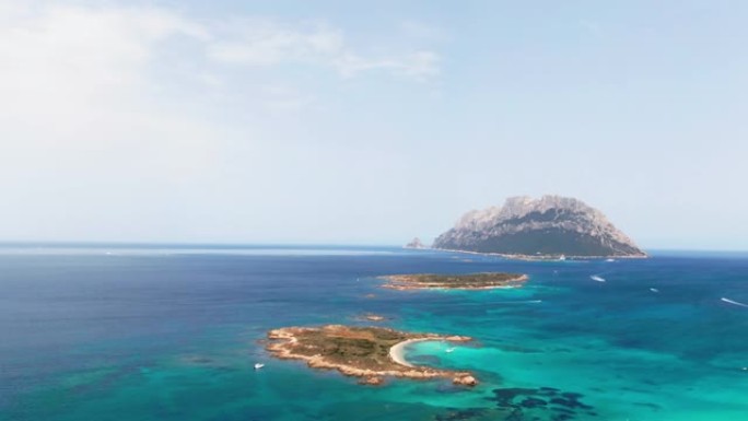 鸟瞰意大利撒丁岛美丽的海岸线，Isola Tavolara。