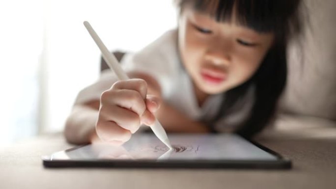 使用数字平板电脑进行儿童在线学习