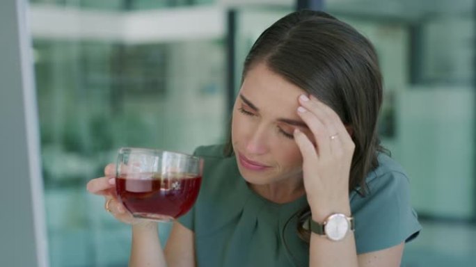 4k视频片段，一位年轻的女商人在现代办公室喝茶并感到不适