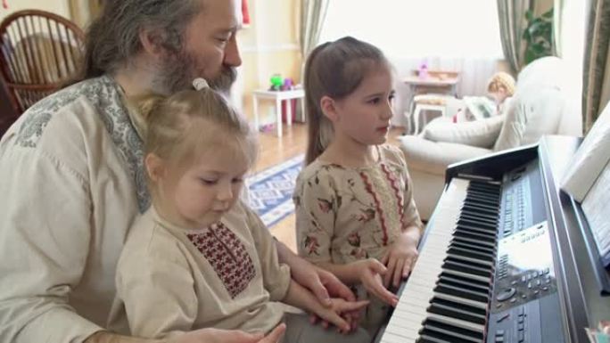 与资深父亲一起弹钢琴的孩子