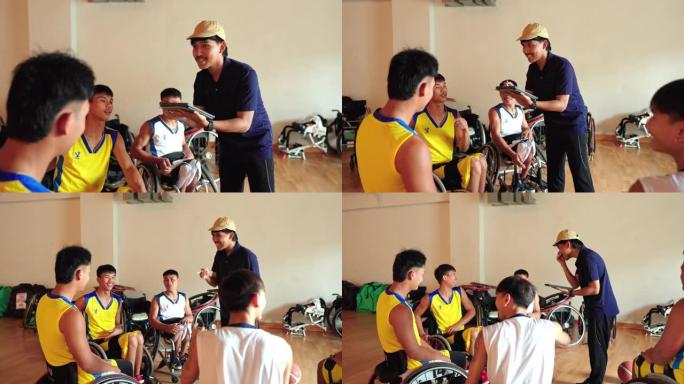 轮椅篮球运动员在球场上与教练会面。