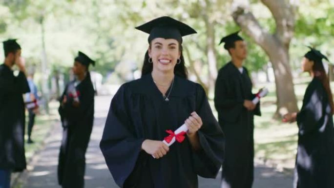 毕业当天站在外面的女大学或大学毕业生的肖像，她的学位或文凭。穿着砂浆和礼服的年轻女子庆祝教育和学习的