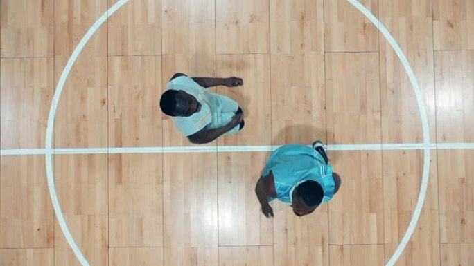 非裔美国球员正在健身房为篮球而战