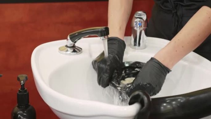 洗发水水槽中戴着手套清洁工具的女性特写视频