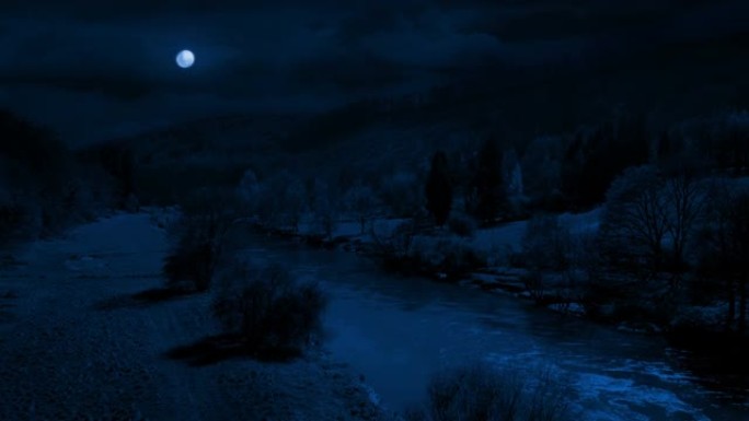 在月光下从河谷升起