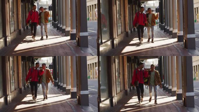 两个快乐的混血男性朋友在街上散步和聊天