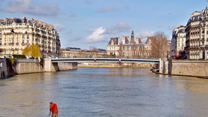 摄影师拍了一张美丽的照片。巴黎的桥梁和住宅建筑
