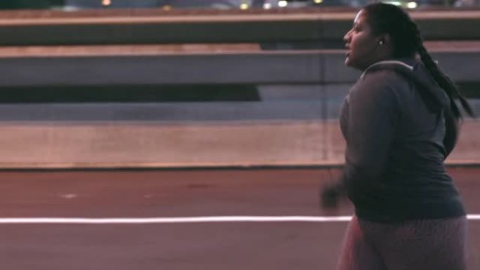 健身，夜间和黑人妇女在城市跑步减肥，健康的生活方式和有氧健康。运动，动机和大码女性在锻炼，马拉松训练