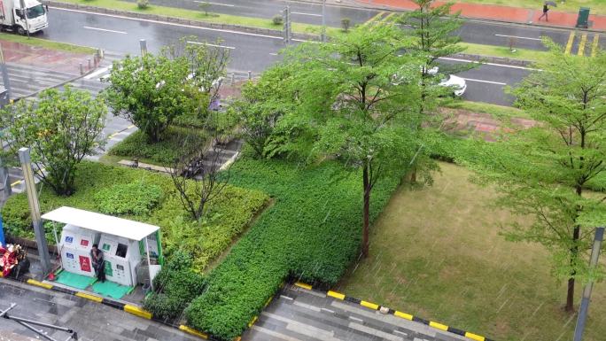 广州小区楼下垃圾站下大雨