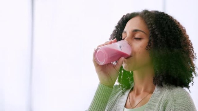 妇女在家中喝健康的冰沙奶昔，以获取排毒，水果饮食和果汁清洁的能量，营养和新鲜健康。美味，有益健康和减