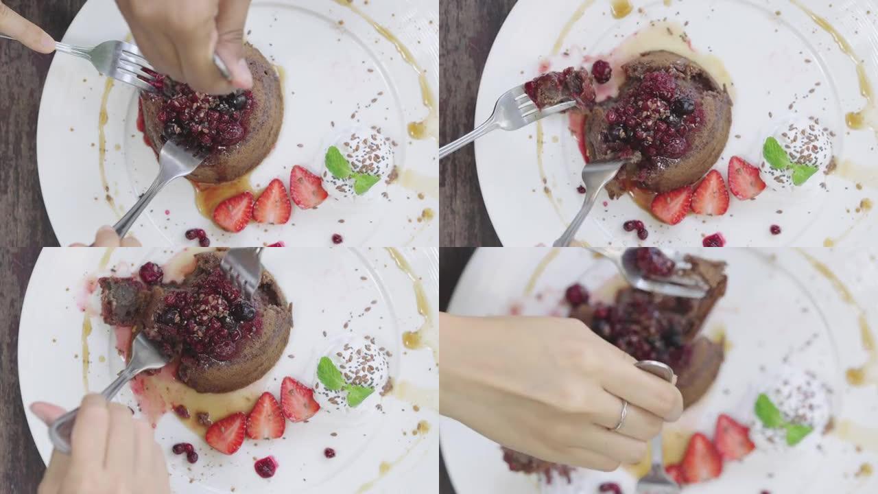 从三种方式食用枣海绵蛋糕的高角度拍摄