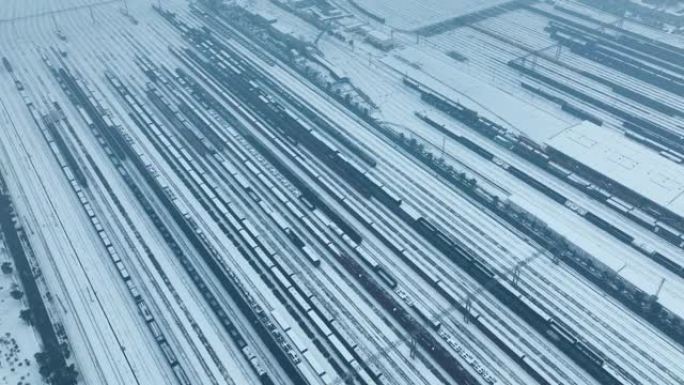 货运列车下雪的鸟瞰图