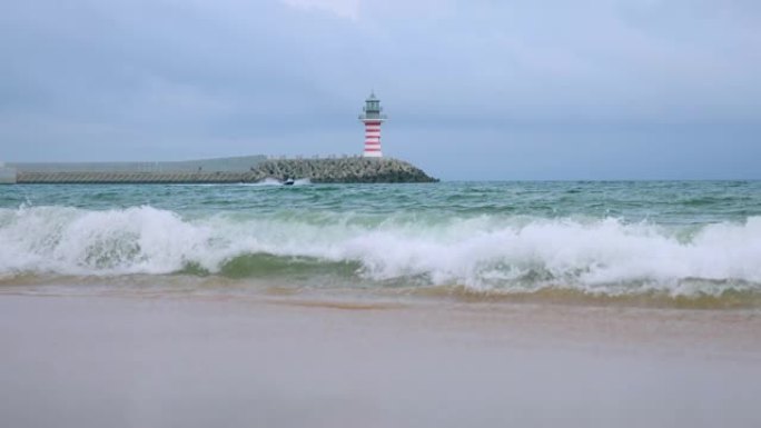 海岸上的灯塔海浪沙滩