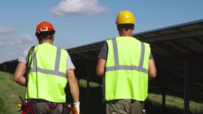 无法识别的工人一起检查太阳能电池板
