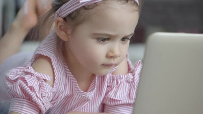 SLO MO女婴在家看笔记本电脑