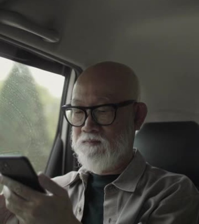 垂直视频格式: 老年人在车内使用手机