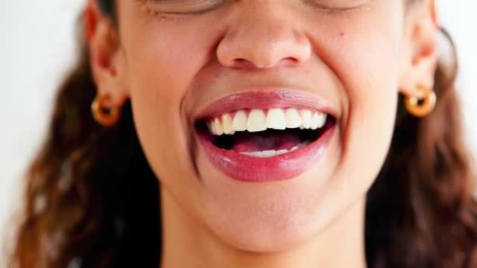 笑的女人的特写镜头显示了弯曲的牙齿，并带有正畸隐形牙套以拉直和对齐。微笑、快乐和自信的女士促进健康的