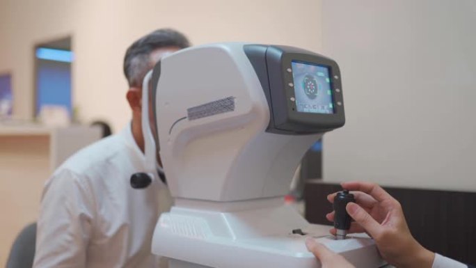 亚洲华裔高级男子在眼科医生办公室进行眼科检查