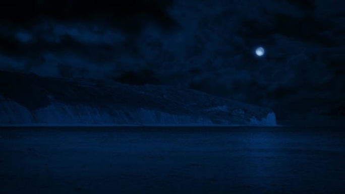夜晚的沿海景观，月亮在上面