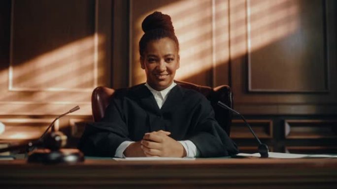 电影法庭审判:公正微笑的女法官看着镜头的肖像。明智，廉洁，公正，专业工作，量刑罪犯，保护无辜