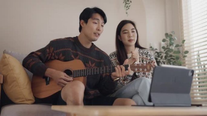 年轻人在家里弹吉他，年轻女子在社交媒体上唱歌