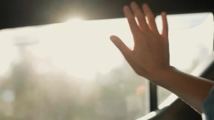 女人的手在车窗外。