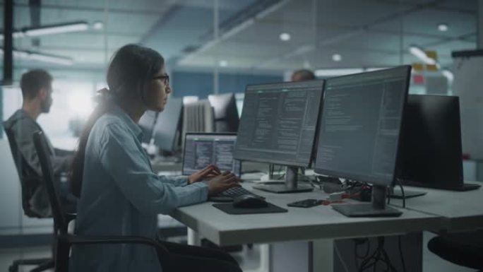 多元化办公室: 在台式计算机上工作的印度IT程序员。女性专家创建创新软件工程师开发应用程序，程序，视