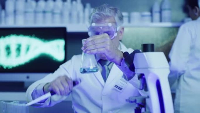 成熟的实验室科学家在紫外线实验室用烧杯和移液器测试酚酞化学反应。认真的医生戴防护眼镜，实验碱性存在测