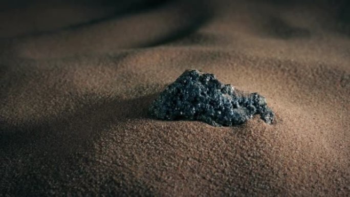 沙子中的金属岩石，采矿，金属概念