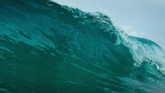 暴风雨的海浪巨浪滔天冲击力破坏力自然的力