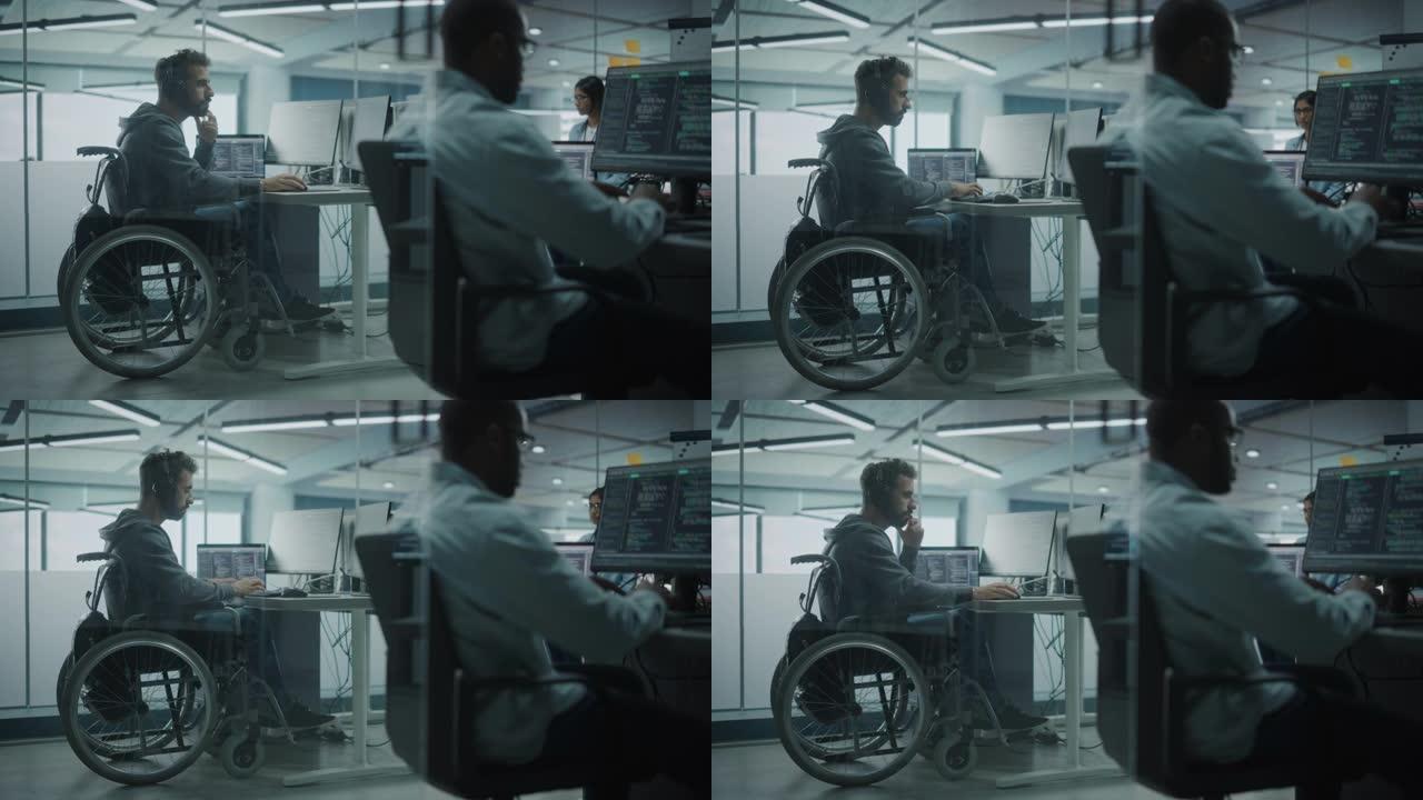 残疾友好办公室: 令人惊叹的IT程序员，残疾坐在轮椅上，在台式电脑上工作。男性专家创建励志软件。工程