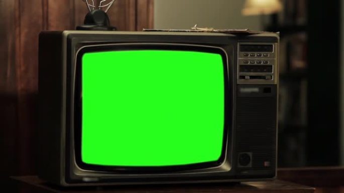 旧电视打开带彩条的绿色屏幕。80年代的美学。特写。放大。4k分辨率。