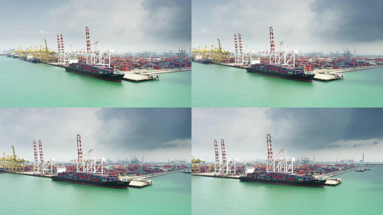 无人驾驶飞机拍摄了一艘货船坐在港口的码头上