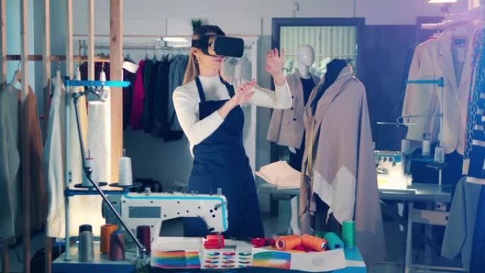 女裁缝在工作时使用VR眼镜