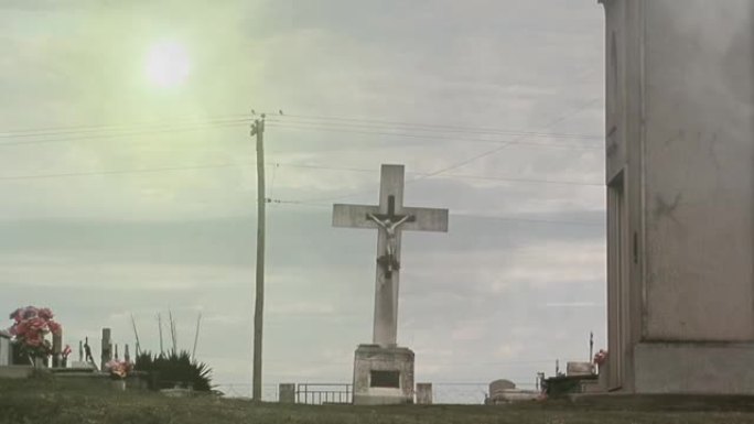 阿根廷乡村一座古老墓地入口处的耶稣受难像。放大。
