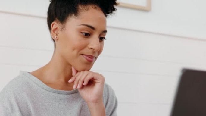 在自由职业者在笔记本电脑上工作时，一名黑人女性的想法，成功和动力点头表示同意。电脑，电子邮件和想法与
