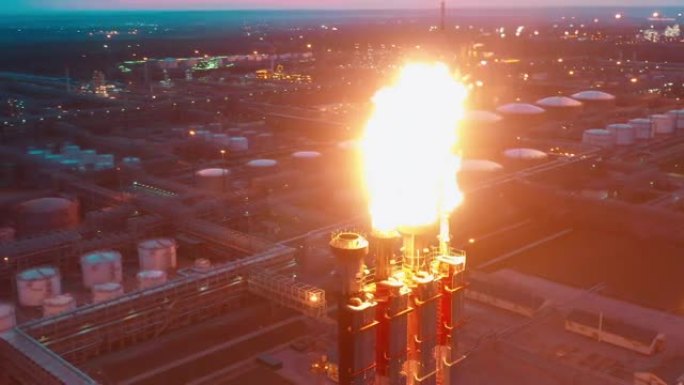 夜间拍摄的炼油厂的天然气燃烧管道